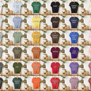 Op de afbeelding: Een kaart met 48 verschillende gekleurde T-shirts met de naam van de kleur in wit op elk shirt gedrukt.