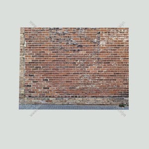 古い赤レンガの壁のデジタル写真のダウンロード、工業用ヴィンテージの外装の建物の表面とセメントの歩道の背景のストック画像