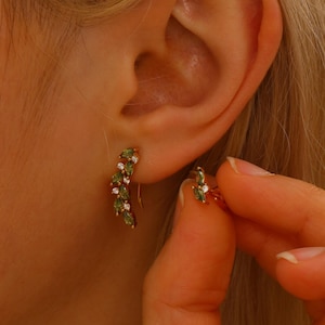 Pendientes trepadores de hojas con piedra de nacimiento - Pendientes florales - Pendientes de botón con hojas de peridoto - Pendientes largos chapados en oro - Regalo de dama de honor con piedras preciosas