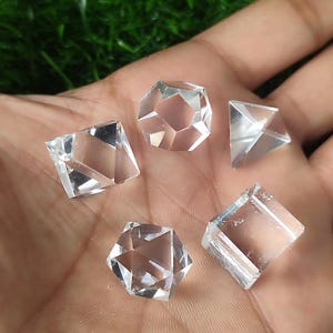 Ensemble géométrique de cristal de quartz clair narratif.