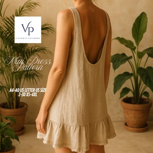 Op de afbeelding: Een beige mini-jurk met een lage rug en een geplooid zoom. De mouwloze jurk lijkt gemaakt van een zachte, lichte stof. De afbeelding bevat ook tekst: "Mini Dress Pattern" en maat informatie.