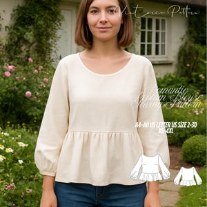 Op de afbeelding: Een crèmekleurig peplum blouse naaipatroon. De blouse heeft lange mouwen met gerimpelde manchetten en een gerimpelde peplum. De tekst op de afbeelding luidt "Victoria Pattern" en "Romantic Peplum Blouse Sewing Pattern". Maten XS-4XL.