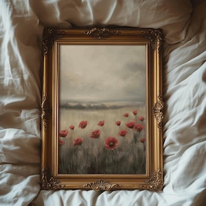 Puede incluir: Pintura enmarcada en oro que representa un campo de amapolas rojas bajo un cielo nublado. La obra de arte está encerrada en un marco dorado ornamentado. La pintura evoca una sensación de tranquilidad y belleza natural, adecuada para la decoración del hogar.