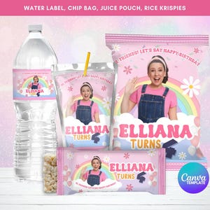 Op de afbeelding: Roze feestartikelen voor een verjaardag, waaronder een waterfles, een sapzakje, een chipszak en een Rice Krispies-reep. Elk item toont een meisje, een regenboog en de tekst "Elliana Turns 4". De achtergrond is lichtroze.