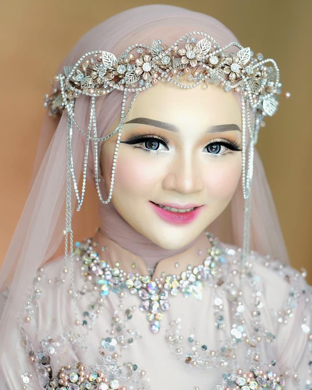 Handmade Crystal Pearl Hijab Wedding Tiara: Bridal Headpiece  display picture 1
