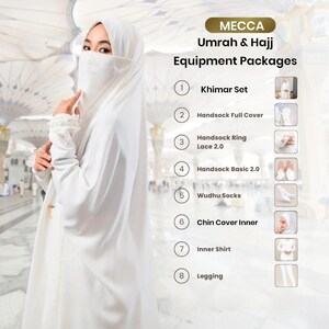 Può includere: Una donna con un completo Khimar bianco, parte di un pacchetto di attrezzatura Umrah & Hajj. L'immagine include un elenco di articoli: Handsock Full Cover, Handsock Ring Lace 2.0, Handsock Basic 2.0, Wudhu Socks, Chin Cover Inner, Inner Shirt e Legging.