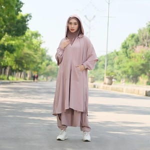 Anspråkslöst sportklädesset för muslimska kvinnor Hijab-vänlig hoodie Tunika Sirwal-byxor Bubbelstretchtyg Wudhu & Amningsvänlig aktiv outfit
