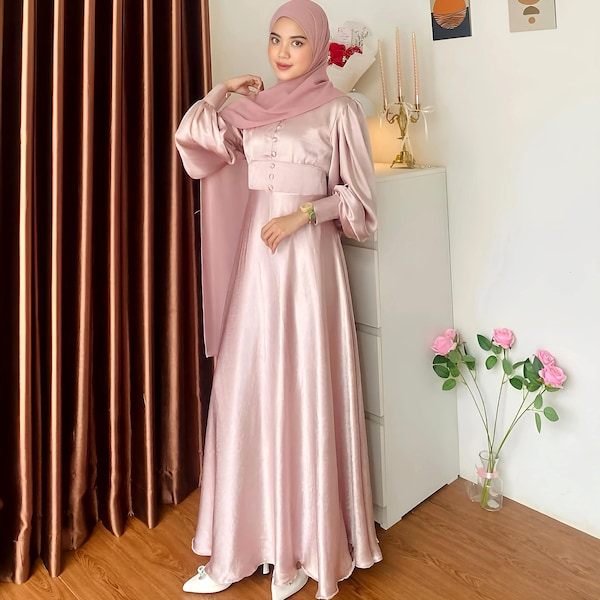 Conjunto de abaya y hiyab de seda iridiscente: un atuendo de novia modesto