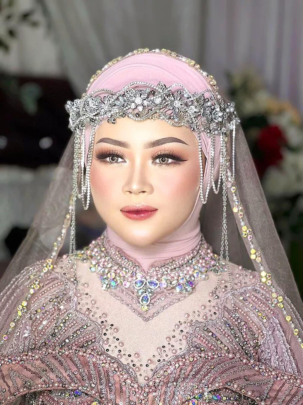 Handmade Crystal Pearl Hijab Wedding Tiara: Bridal Headpiece  display picture 1