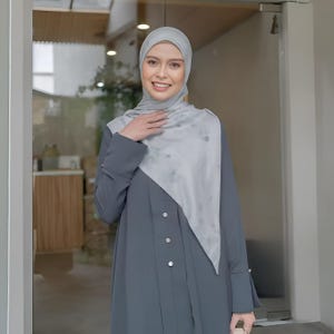 Minimalist Tunic and Skirt Set Islamic Women Outfit Formal OOTD Travel Wear Modest Garments Chic Kebaya Style Muslim Ramadan Eid Celebration
