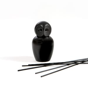 Può includere: Porta incenso a forma di gufo nero con un set di bastoncini di incenso neri.