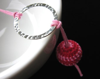 Collar de ganchillo rosa y plata - La vida es un plato de cerezas