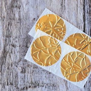 Élégantes enveloppes de mariage et scellés floraux en feuille d'or en relief 45 mm