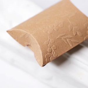 Encantadora caja de regalo con forma de almohada de papel kraft con relieve para 5 regalos y proyectos de bricolaje
