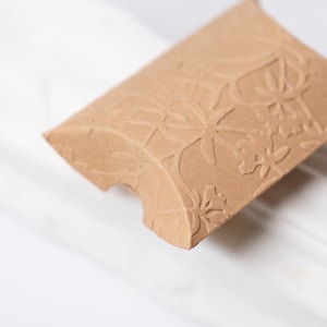 Caja de regalo con diseño floral en relieve para envolver regalos (5 o 10 unidades)