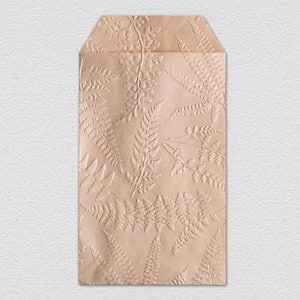 Bolsas de regalo con hojas de helecho botánicas en relieve: elegantes bolsas de papel kraft o blanco para ocasiones especiales.