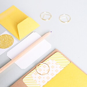 Minijuego de papelería amarillo soleado: tarjetas en blanco, sobres con relieve y sellos para notas personales (juego de 5, 10 o 20)