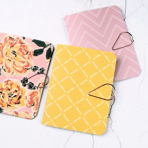 Diarios de bolsillo hechos a mano: Juego de 3 elegantes cuadernos con estampado de jardín para un regalo único (10 x 7,6 cm)