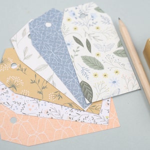 Étiquettes florales colorées pour bagages et cadeaux, parfaites pour toute célébration : lot de 12