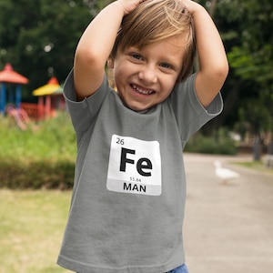 Camiseta de manga curta infantil Homem de Ferro Elemento Fe, engraçada, meninos, trocadilhos, tabela periódica, ciência Deep Heather