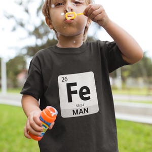 Camiseta de manga curta infantil Homem de Ferro Elemento Fe, engraçada, meninos, trocadilhos, tabela periódica, ciência Dark Grey Heather