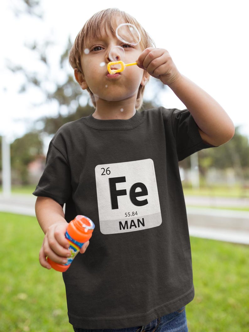 Camiseta de manga curta infantil Homem de Ferro Elemento Fe, engraçada, meninos, trocadilhos, tabela periódica, ciência Dark Grey Heather