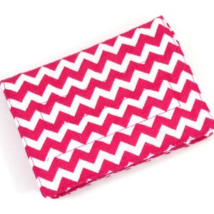Mini billetera - Chevron rosa y blanco (con ranuras para tarjetas de crédito y bolsillo para monedas con cremallera)