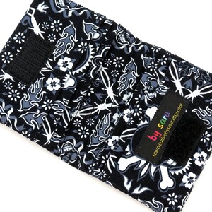 Cartera para tarjetas de crédito - Calaveras, llamas y flores en blanco y negro