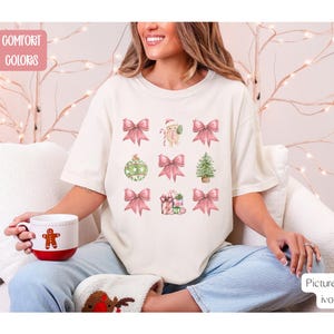 Camiseta navideña con lazo rosa y colores reconfortantes, camiseta navideña con lazo, camiseta navideña con lazo de árbol, camiseta navideña para profesores, camiseta navideña, camiseta navideña
