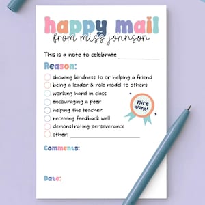 Puede incluir: Un bloc de notas rectangular blanco titulado happy mail from miss johnson con texto en colores pastel y una lista de verificación. Incluye un gráfico de insignia de nice work, líneas en blanco para comentarios y fecha, y un bolígrafo azul.