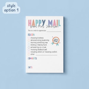 Könnte beinhalten: Ein weißer rechteckiger Notizblock mit der Überschrift HAPPY MAIL from Mrs. Johnson. Er enthält eine Zeile zum Ausfüllen für Wertschätzung, eine Checkliste mit Gründen wie Freundlichkeit oder Führung, ein nice work Abzeichen und Felder für Kommentare und Datum.