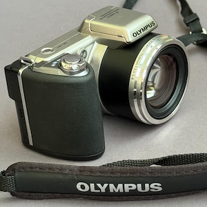 オリンパス SP-600UZ: シルバー 12.0MP デジタルカメラ (新カメラ