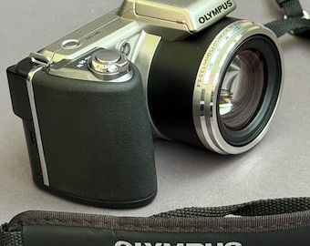 オリンパス SP-600UZ: シルバー 12.0MP デジタルカメラ (新カメラ