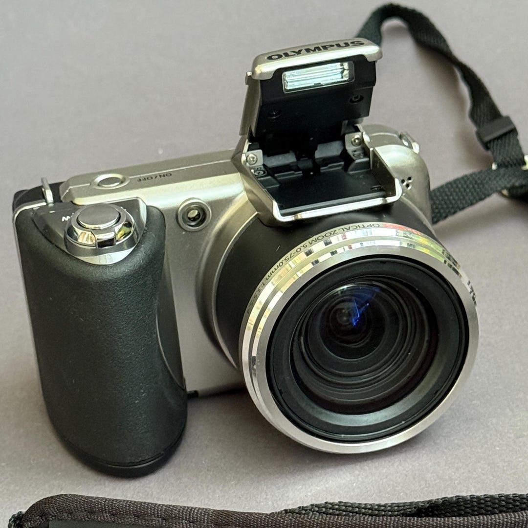 オリンパス SP-600UZ: 12.0MP デジタルカメラ シルバー (未使用