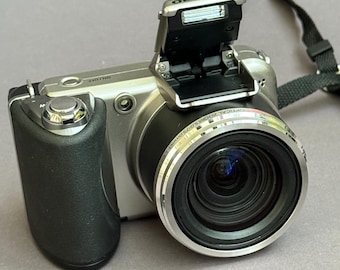 オリンパス SP-600UZ：12.0メガピクセル デジタルカメラ シルバー