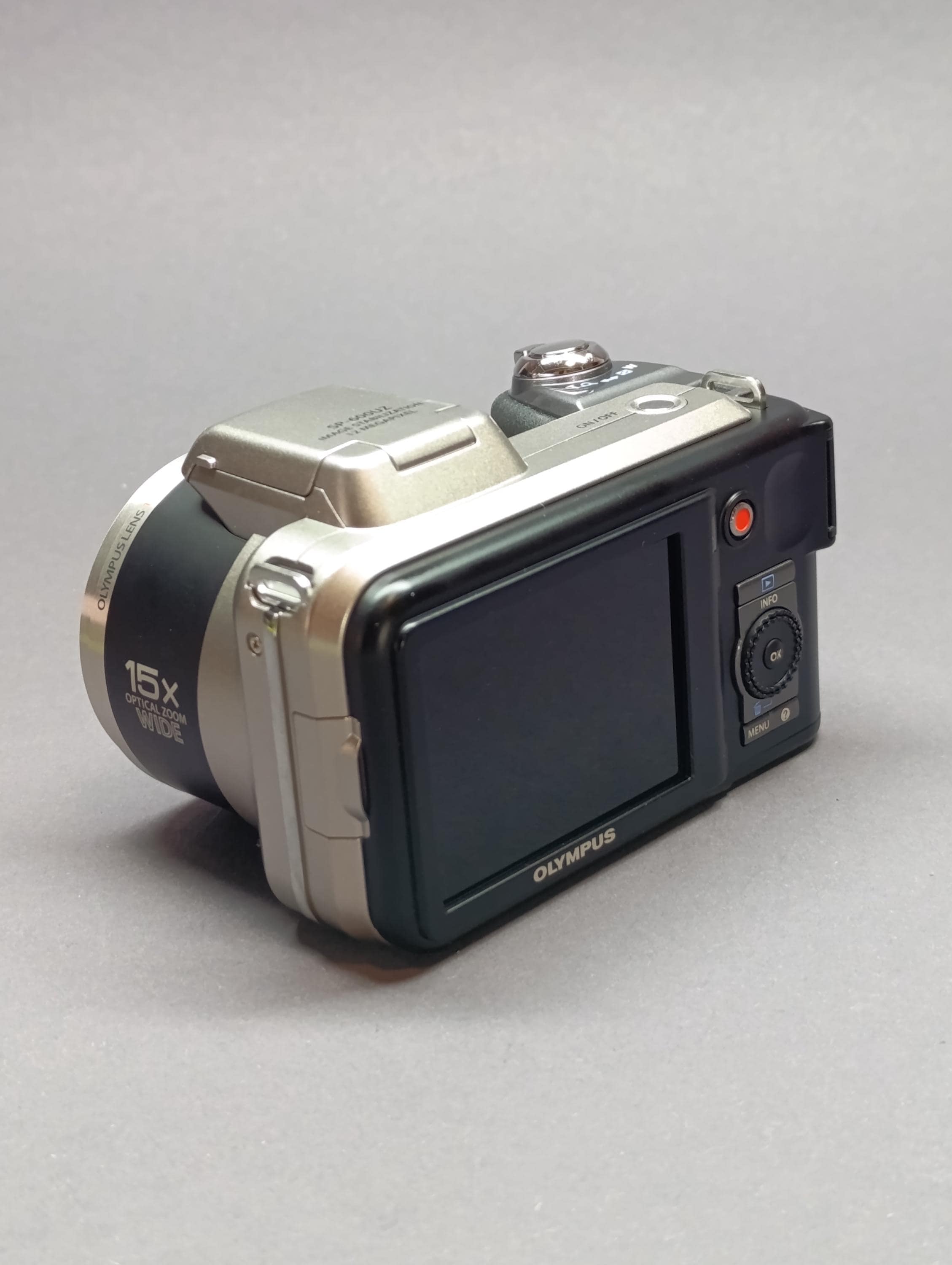 オリンパス SP-600UZ: シルバー 12.0MP デジタルカメラ (新カメラ