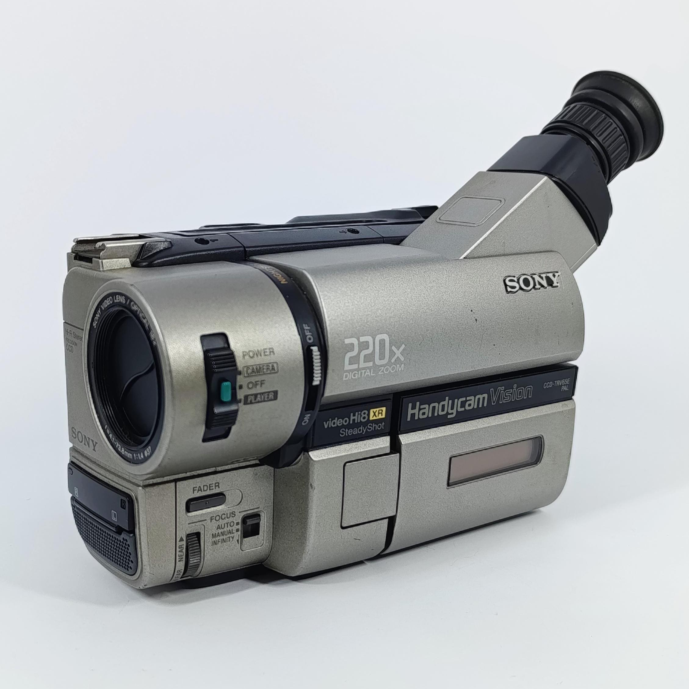 Sony CCD-TRV65E Hi8 Tape Digital Video Camera HANDYCAM Complete