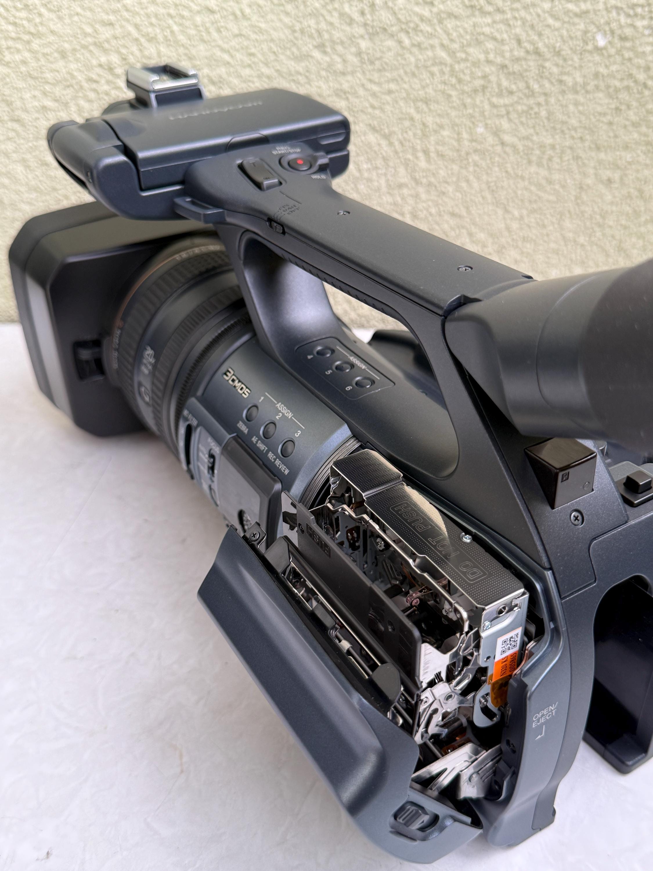 Sony DCR-VX2200E: PAL デジタルビデオカメラレコーダー MiniDV (未