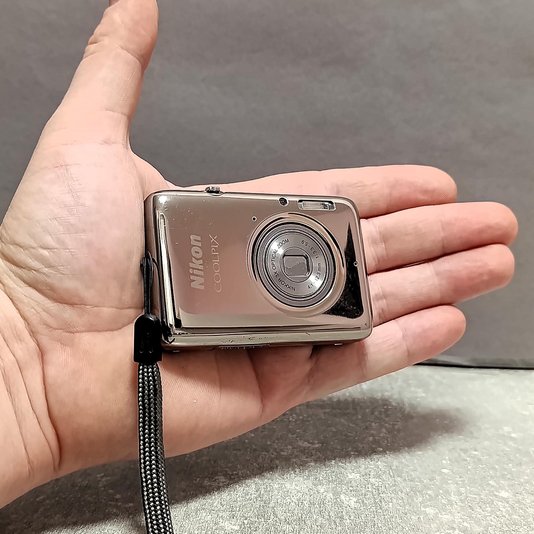 Nikon Coolpix S02 Ultra Compact Digital Camera 14.1MP Silver Nikon Coolpix S02 Ultra Compact Digital Camera 14.1MP Silver