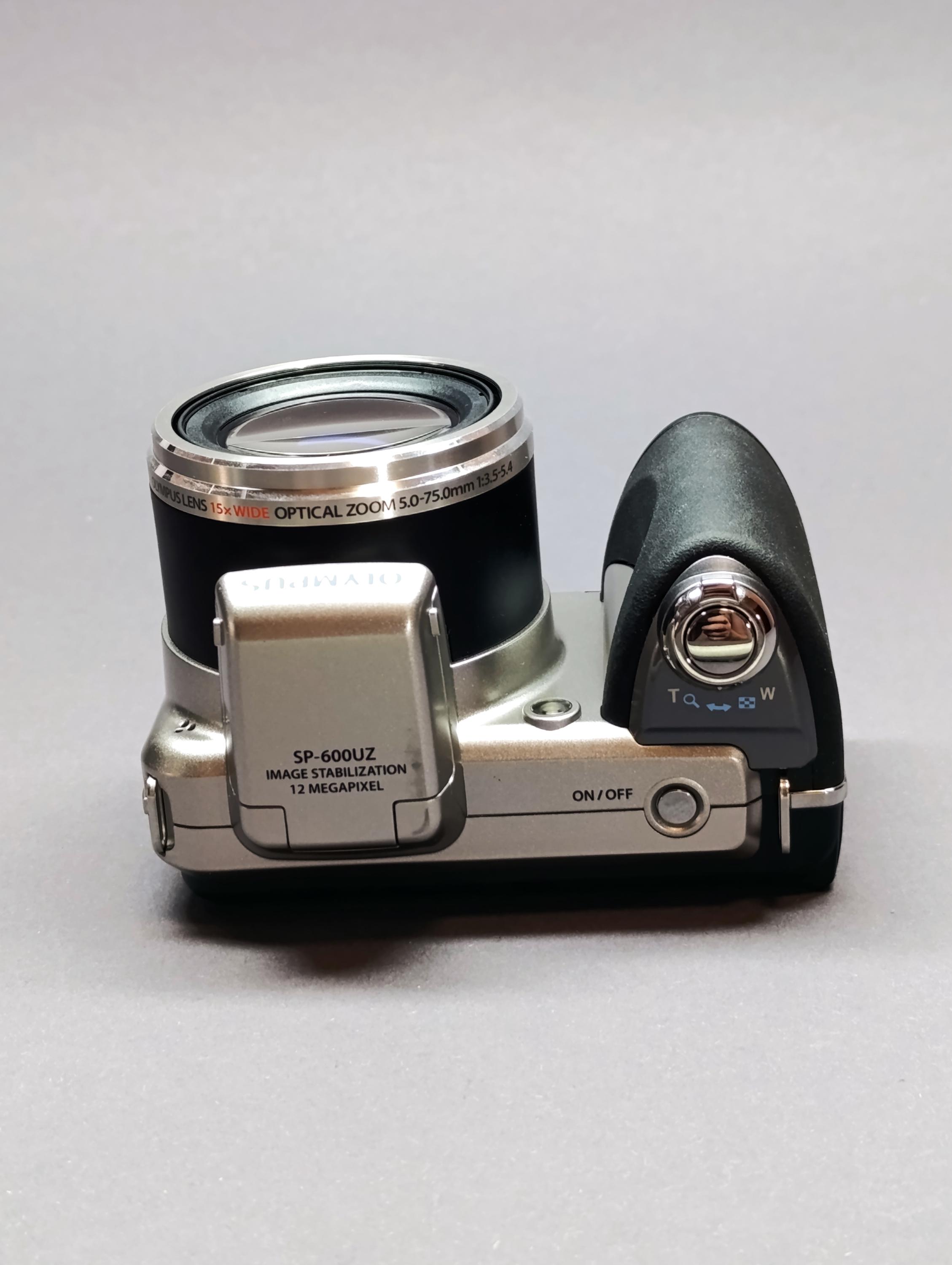 オリンパス SP-600UZ: シルバー 12.0MP デジタルカメラ (新カメラ