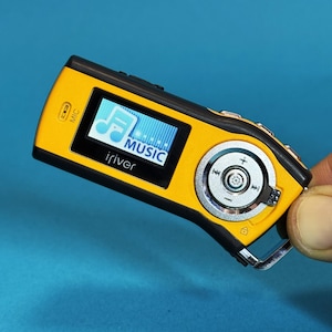 Iriver T10 MP3 Player Orange 1GB – Vintage Digital Music Player