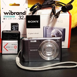 Sony CyberShot DSC-W810 20.1MP Digital Camera Silver Full Box SD 32 GB - Tested
