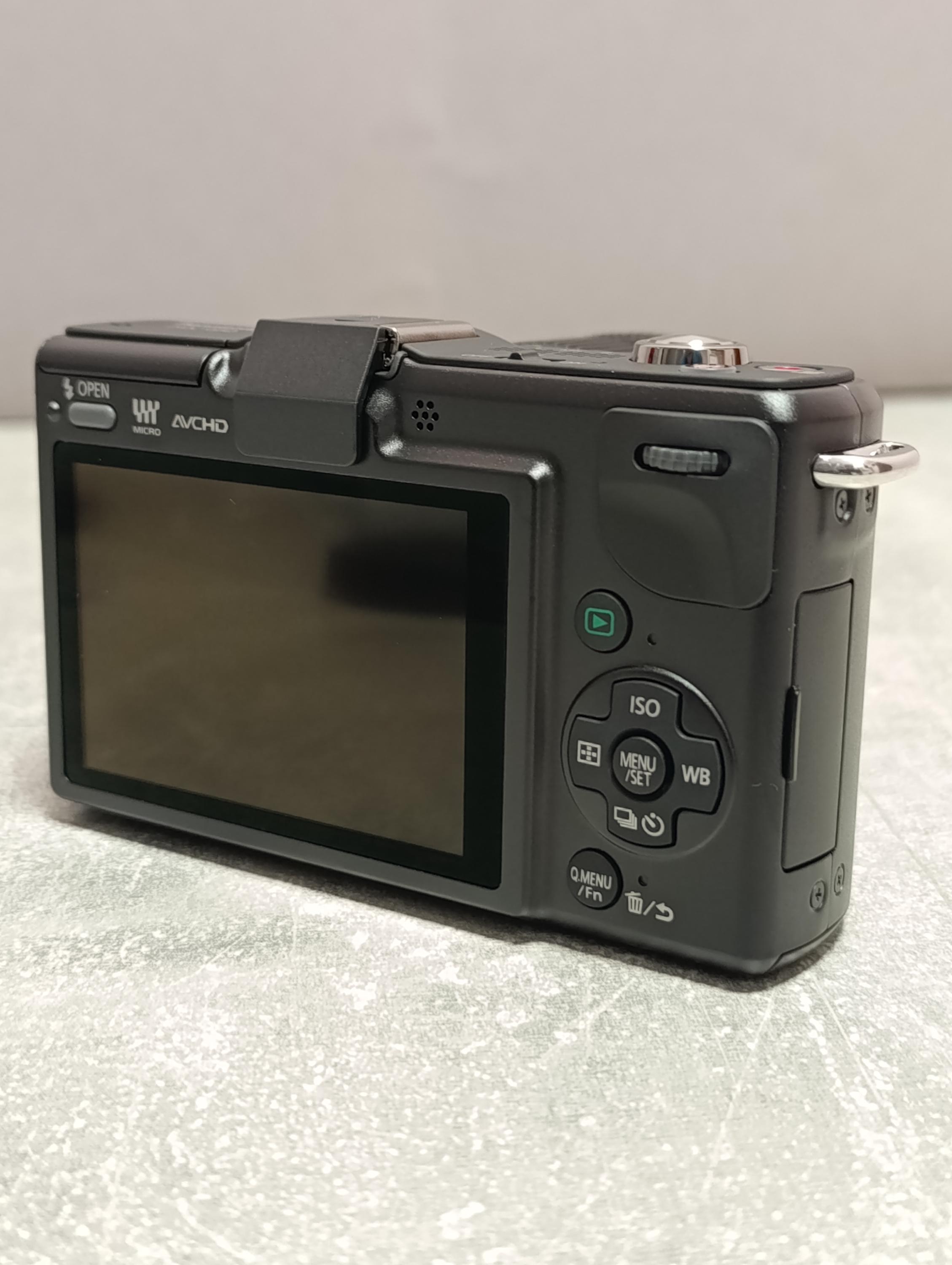 Digital Camera Panasonic Lumix DMC-GF2: Black 12.1 Mp 14-42mm KIT
