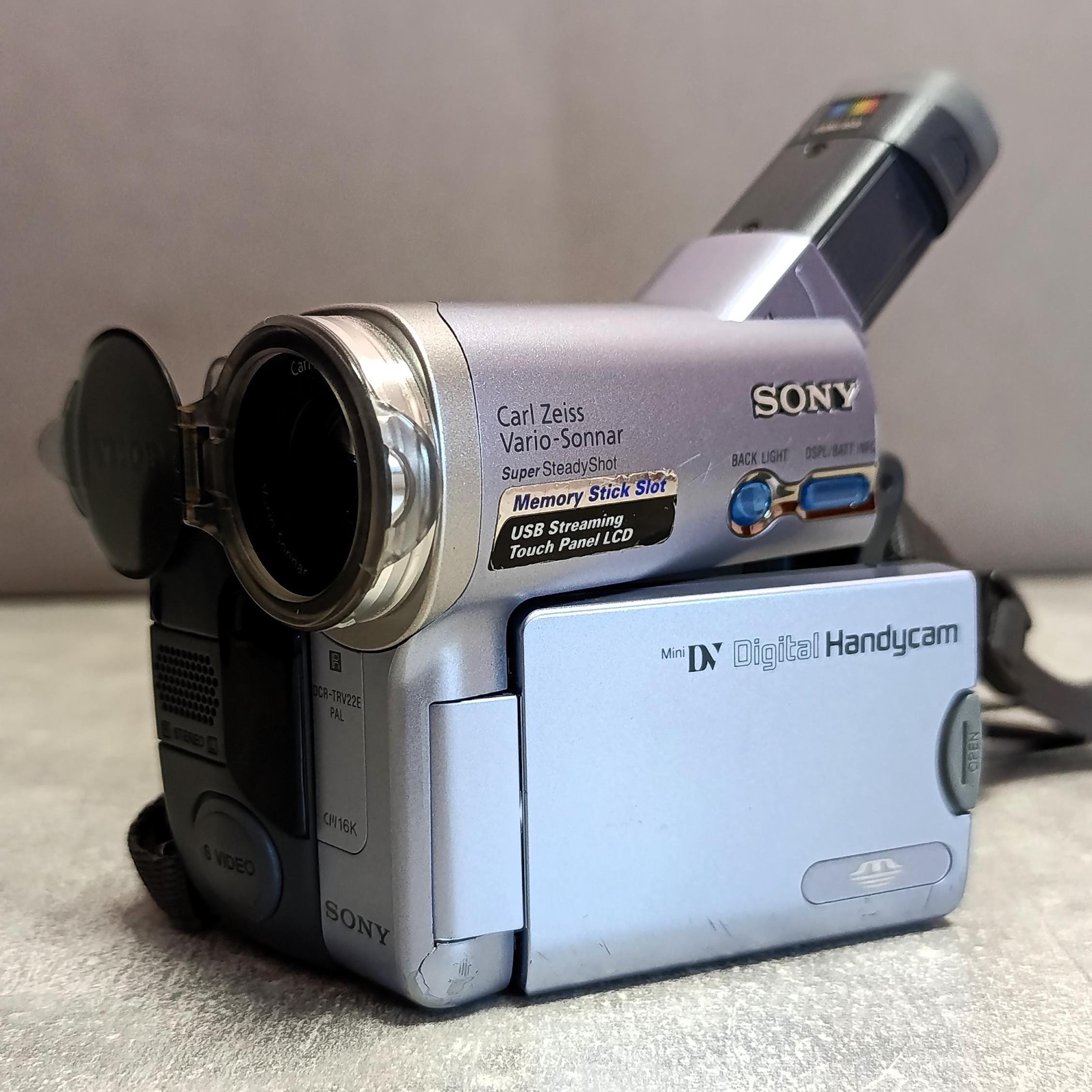 【極美品】SONYソニー ビデオカメラDCR-TRV22K ブルーBlue Sony DCR-TRV22 Mini DV digital camcorder at Crutchfield