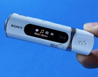 Lecteur MP3 Walkman Sony NWE394R.CEW 8 Go avec Radio FM - Rouge & MDR-ZX310R Casque Pliable - Rouge Lecteur MP3 Walkman Sony NWE394R.CEW 8 Go avec Radio FM - Rouge & MDR-ZX310R Casque Pliable - Rouge