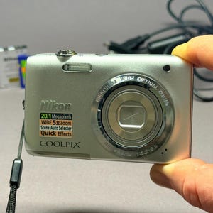 geh.Nikon Coolpix S2800 Kompakte Digitalkamera 20.1MP Silber - Funktioniert hervorragend