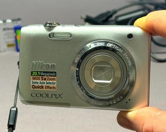 Nikon Coolpix S2600: 14.0MP ブラック コンパクトデジタルカメラ (SD