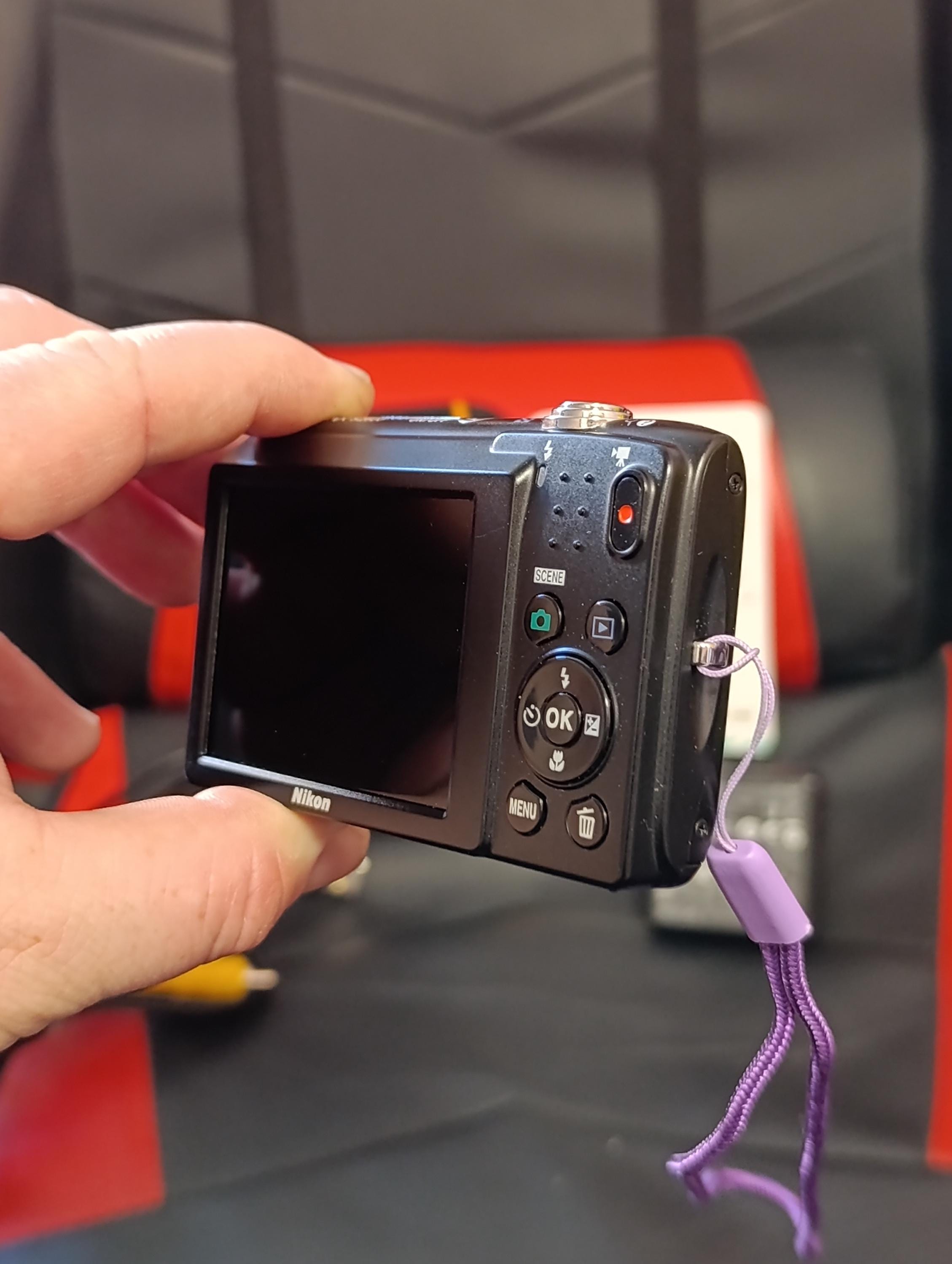 Nikon Coolpix S2600: 14.0MP ブラック コンパクトデジタルカメラ (SD