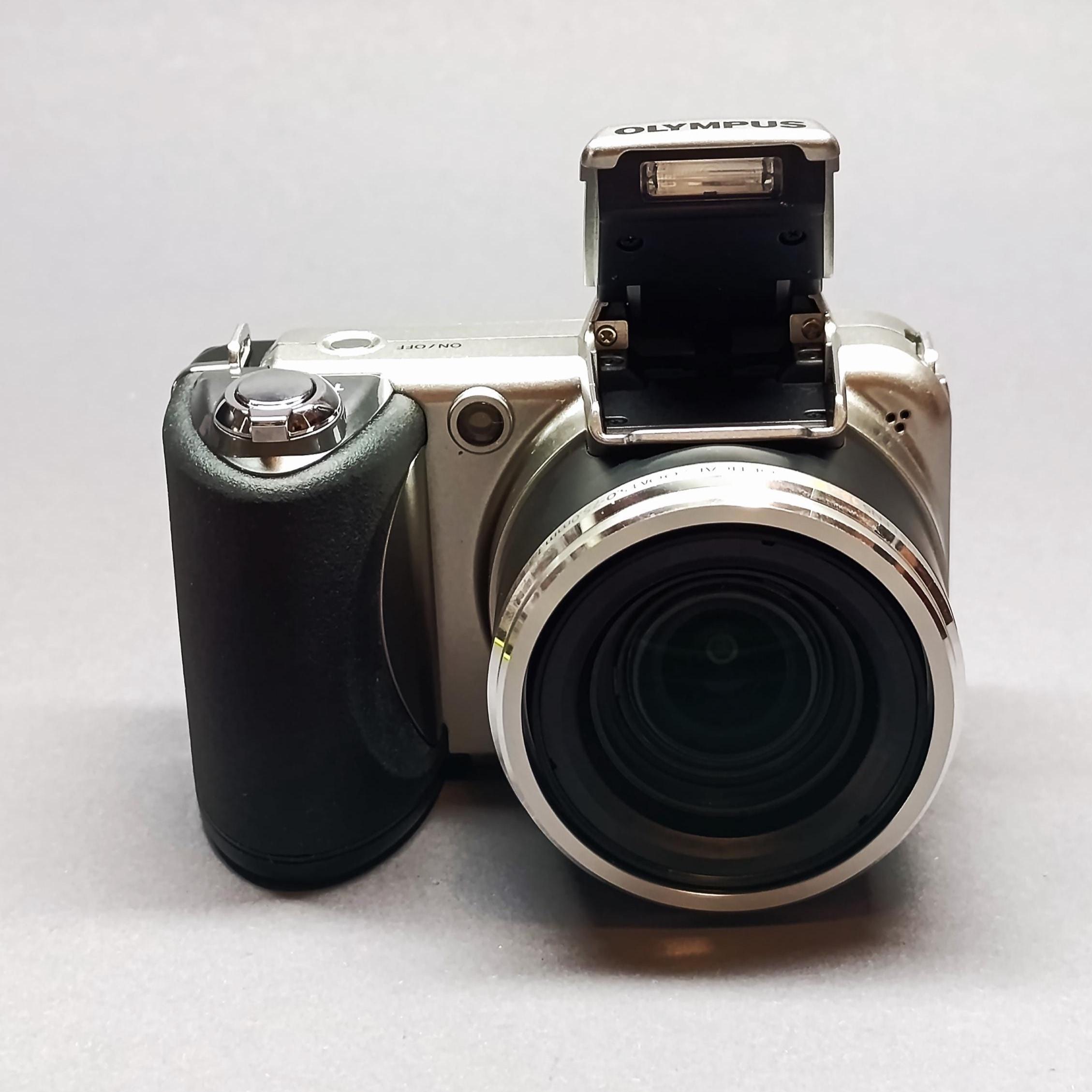 オリンパス SP-600UZ: シルバー 12.0MP デジタルカメラ (新カメラ