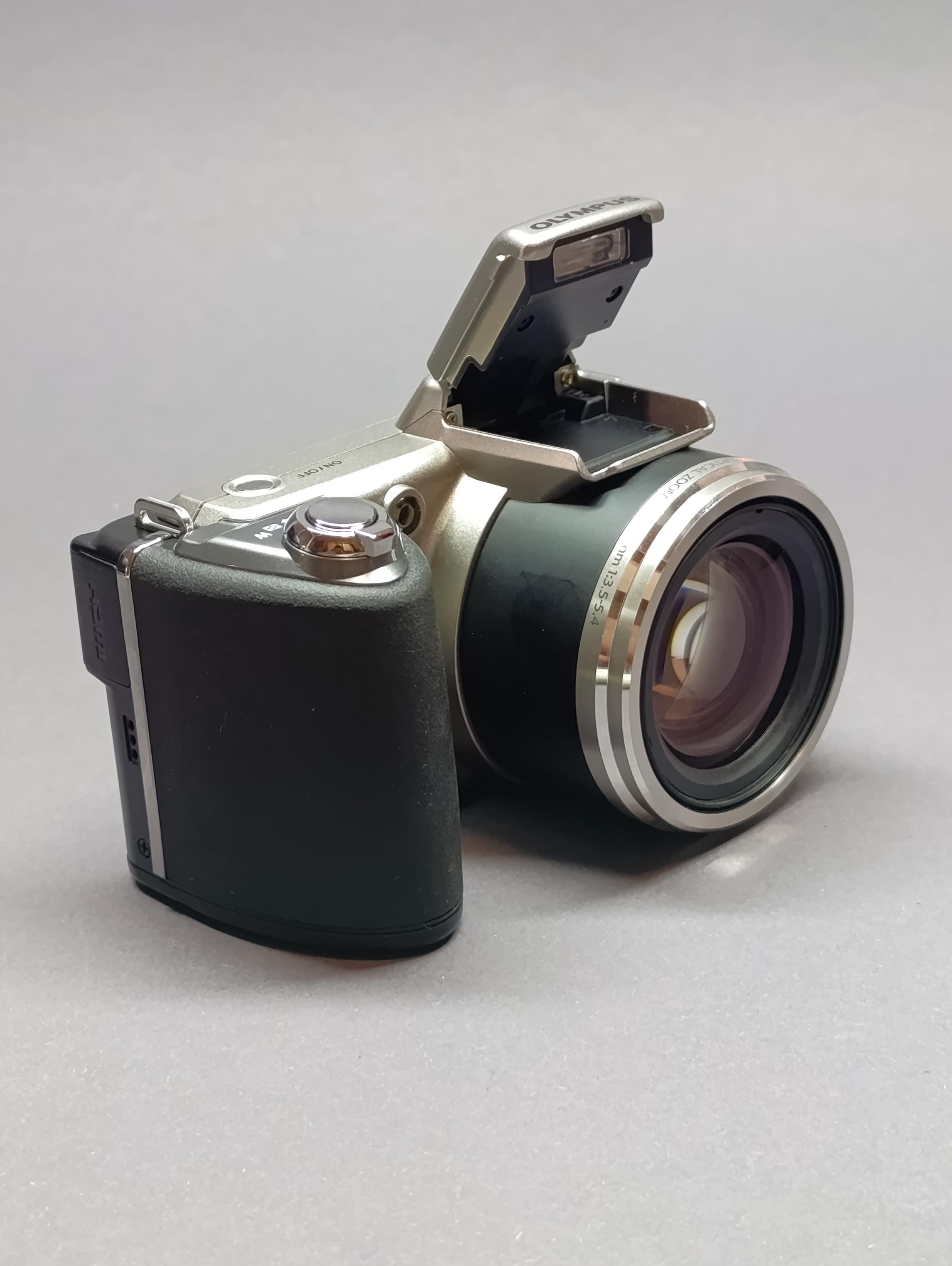 オリンパス SP-600UZ: シルバー 12.0MP デジタルカメラ (新カメラ
